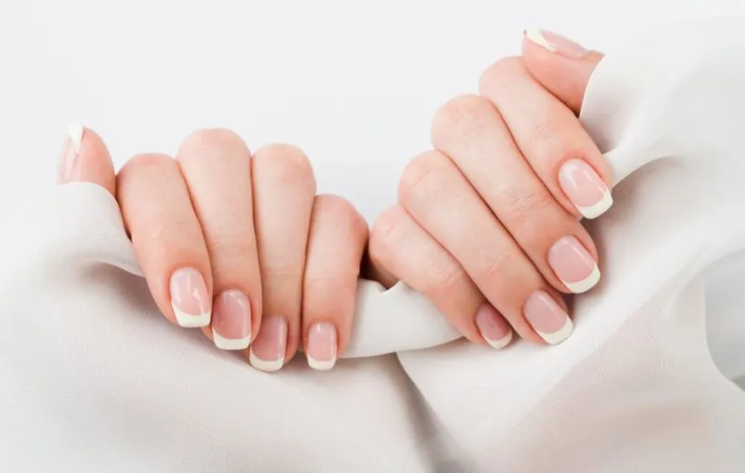 کاشت ناخن و ژلیش؛ واقعاً چه تأثیری بر سلامت ناخن دارند؟