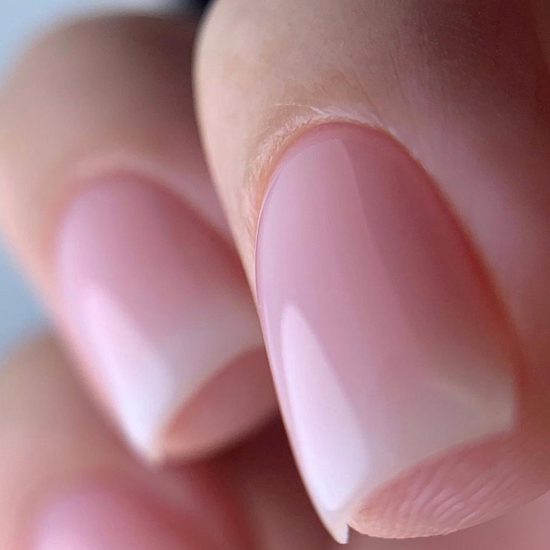 کاشت ناخن و ژلیش؛ واقعاً چه تأثیری بر سلامت ناخن دارند؟